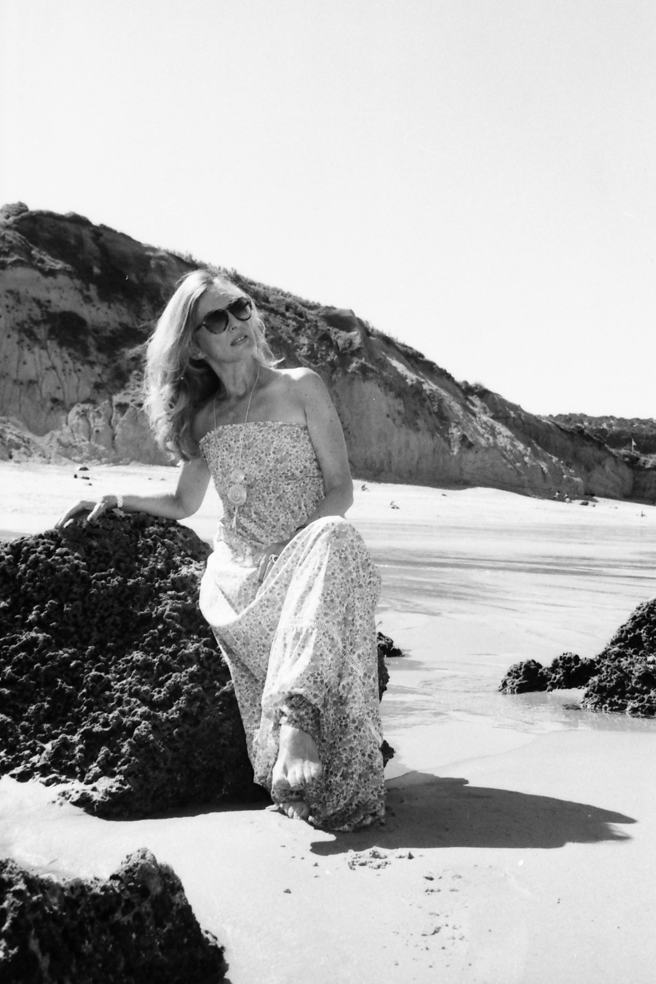 Anne-Marie de Couvreur sur la plage, argentique